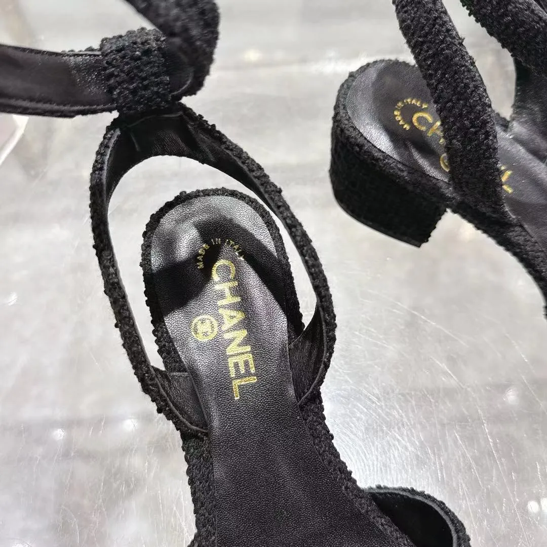 👟👟Ex-factory price 540👟👟 𝐂𝐇𝐀𝐍𝐄𝐋★Xiaoxiang New Spring and Summer Products Counter new sandals, electric embroidery Lingge’s classic elements that will never fade away 💋Showing unique dressing style, too beautiful to say anything, a must-have in summer... Upper: imported sheepskin/knitted fabric Lining: mixed sheepskin Heel height: 5cm Outsole: Italian leather outsole Shoe size: 35-39 (customized items of 40, 41 and 42 are not returnable or exchangeable)